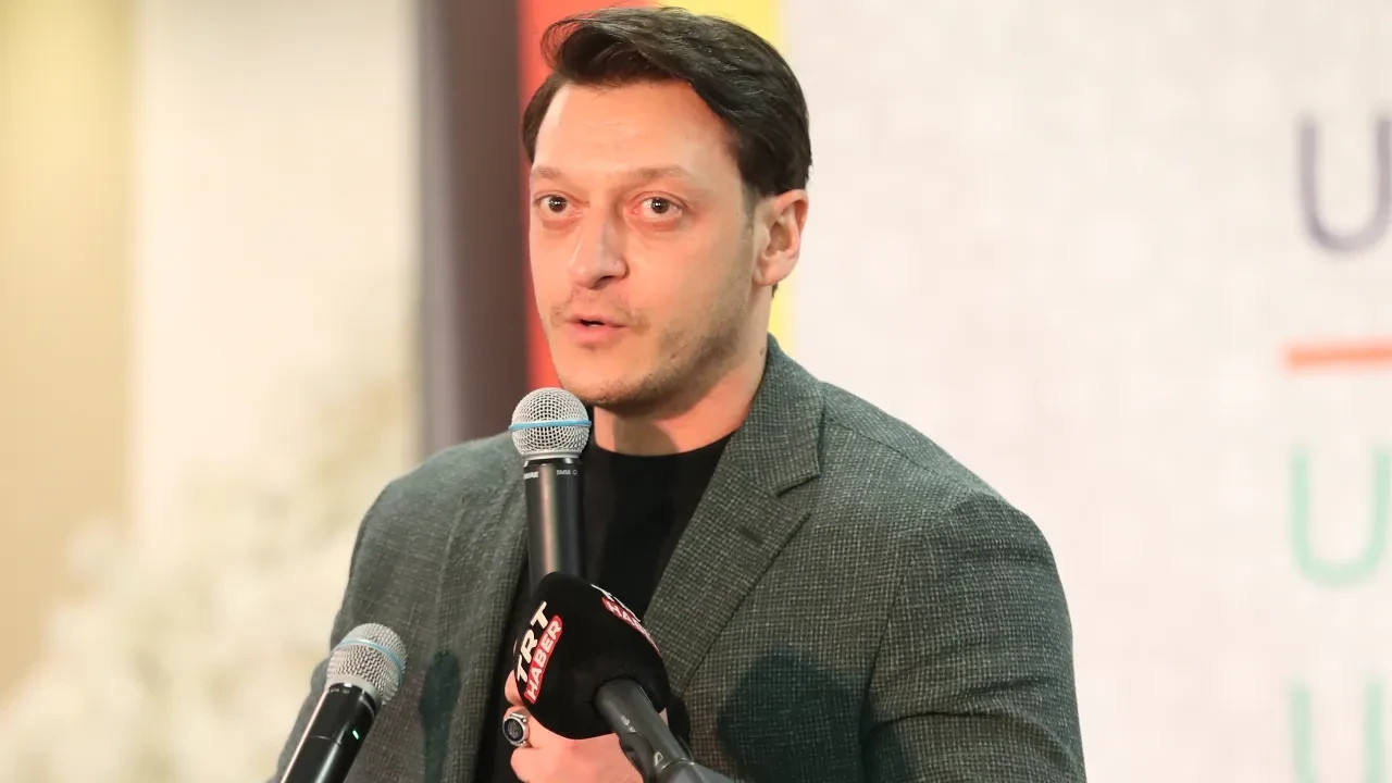 Mesut Özil'den FIFA ve UEFA'ya çağrı: Ambargoyu kaldırın
