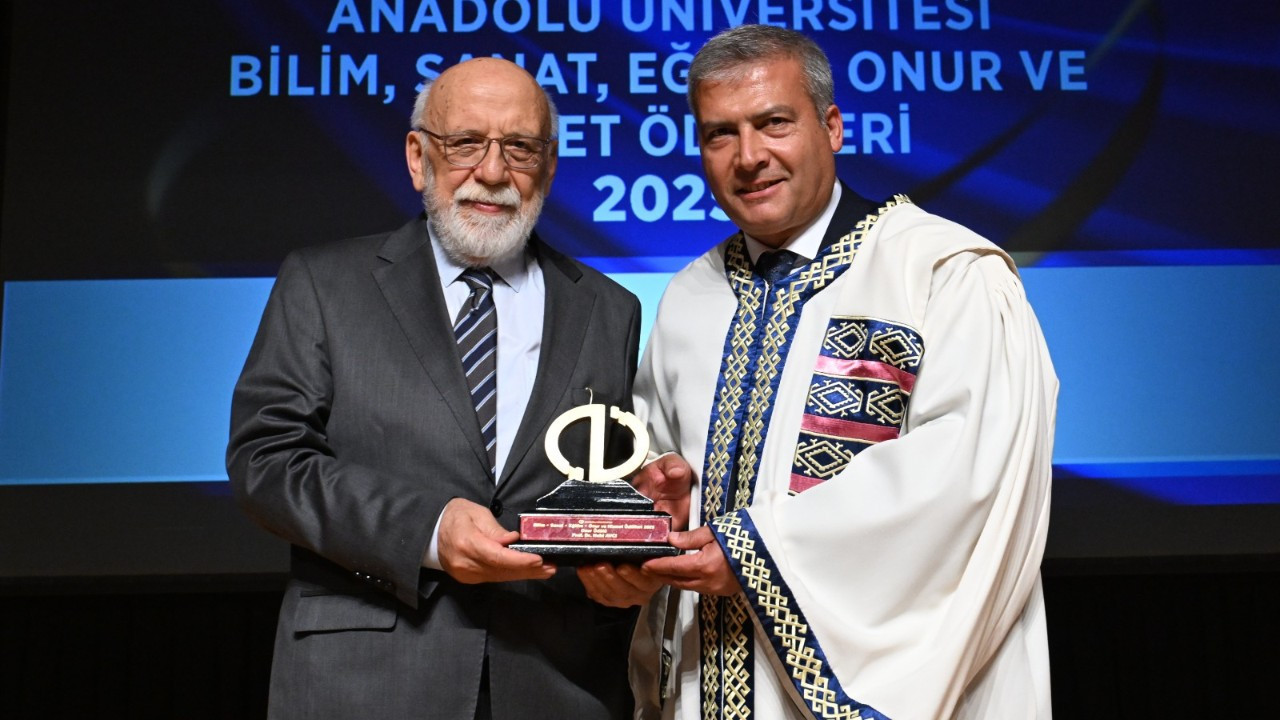 Adıgüzel “Bu bayrağı elden ele ileriye taşıyacaksınız” Adıgüzel “Bu bayrağı elden ele ileriye taşıyacaksınız”