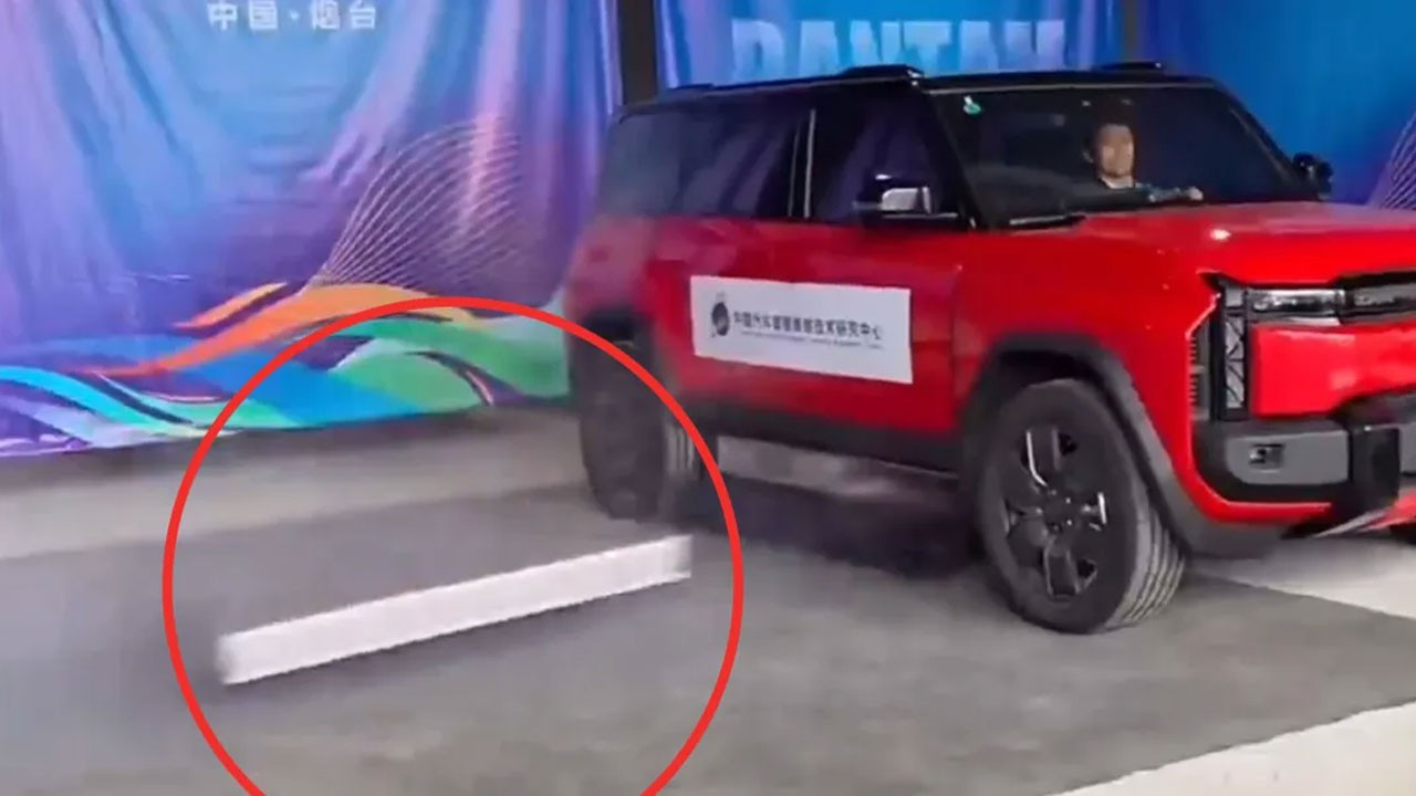 Elektrikli otomobil yangına ilginç çözüm: Çinliler yine yaptı yapacağını; böyle teknoloji mi olur? Elektrikli otomobil yangına ilginç çözüm: Çinliler yine yaptı yapacağını; böyle teknoloji mi olur?