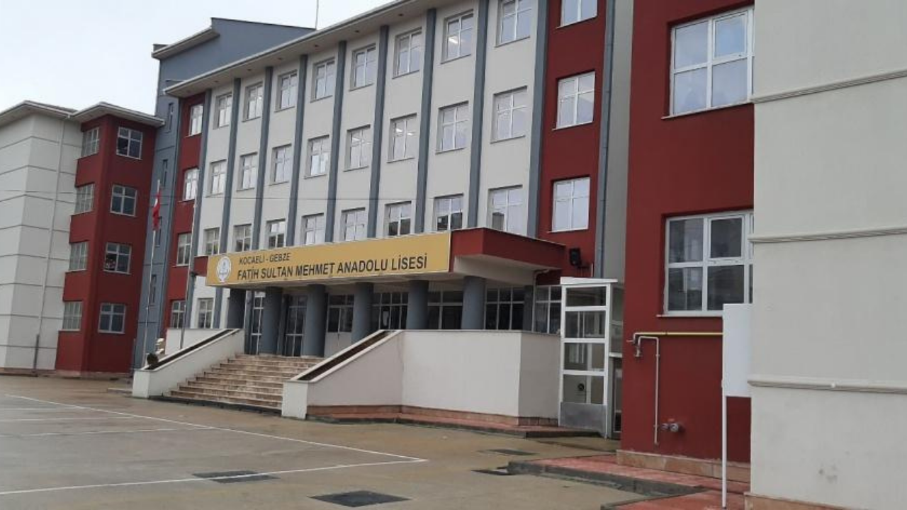 Kocaeli'deki bir lisede öğretmenin ameliyat parasını öğrencilerden zorla topladığı iddia edildi