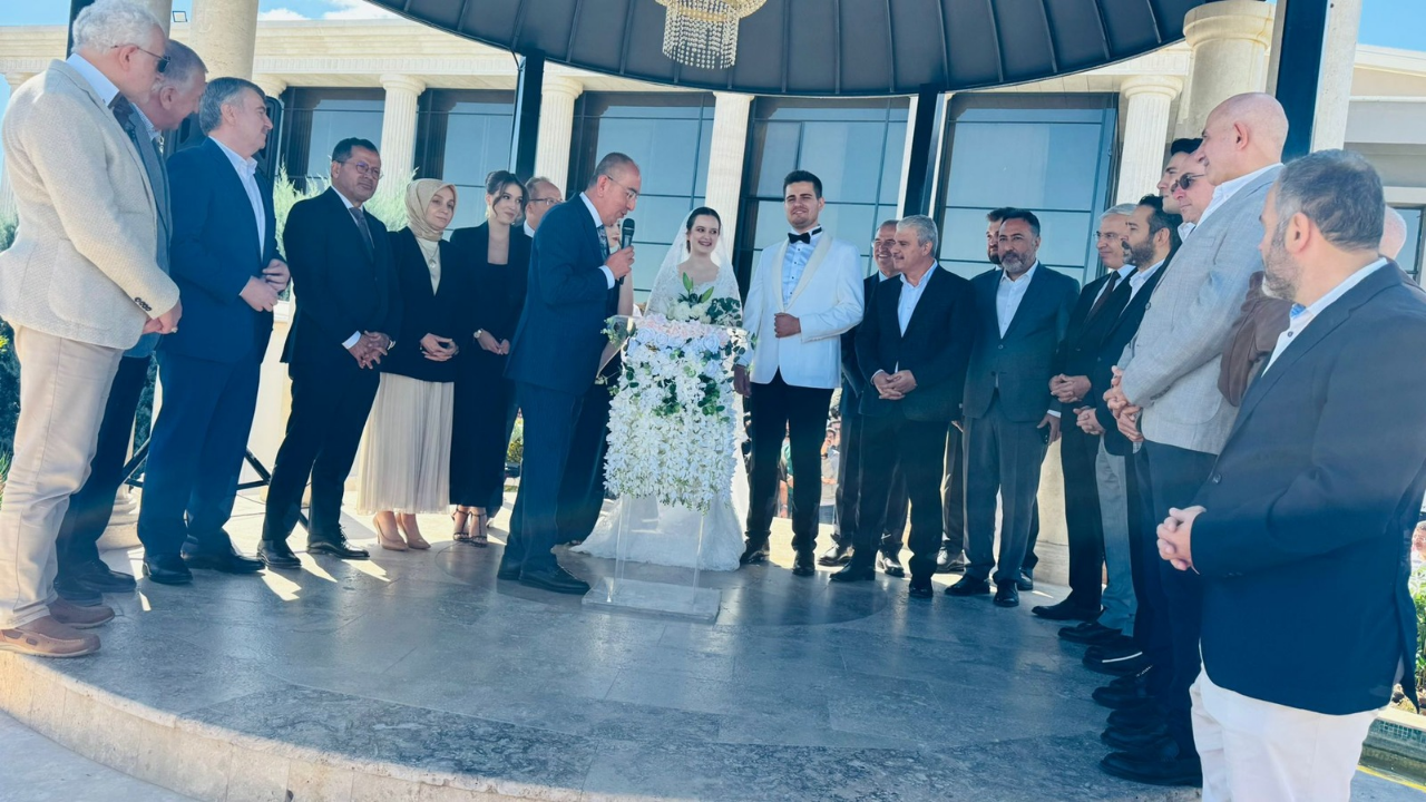 OSBÜK Başkanı Kütükcü’nün oğlu Mustafa, İrem Çiçen ile dünyaevine girdi OSBÜK Başkanı Kütükcü’nün oğlu Mustafa, İrem Çiçen ile dünyaevine girdi