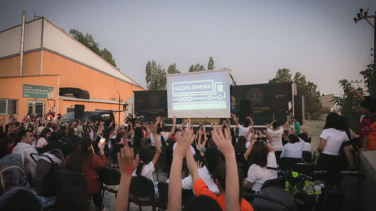 "Bir Anadolu Şenliği” bereketi: Beş şehirde 898 bin 608 kişi sanatla buluştu "Bir Anadolu Şenliği” bereketi: Beş şehirde 898 bin 608 kişi sanatla buluştu