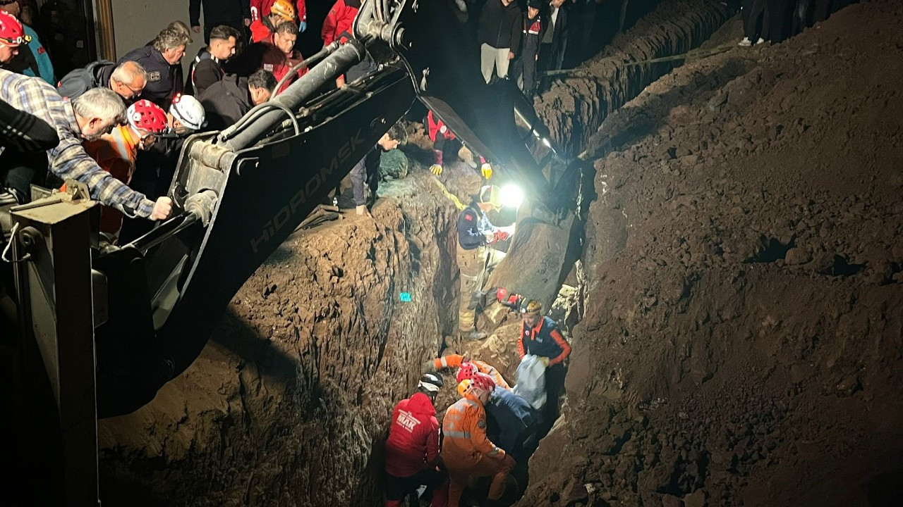 Bursa'da kanalizasyon çukuru kazarken göçük altında kalan 2 kardeş yaşamını yitirdi