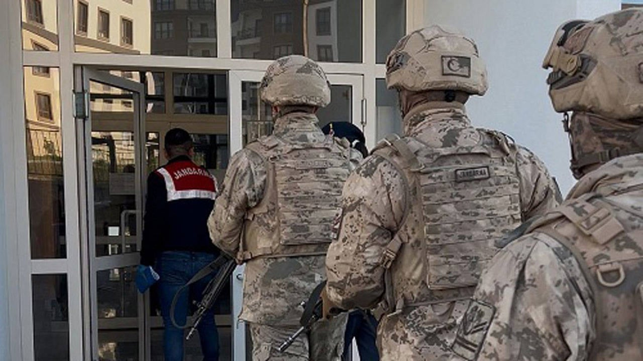 Çocukları hedef almışlardı: Sosyal medyada bomba yapımı ve silah kullanmayı öğreten iki kişi tutuklandı Çocukları hedef almışlardı: Sosyal medyada bomba yapımı ve silah kullanmayı öğreten iki kişi tutuklandı