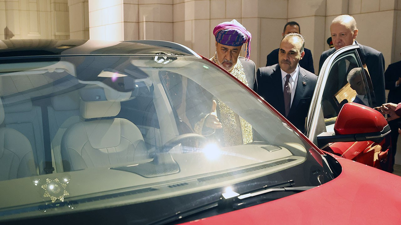 Erdoğan, Umman Sultanı El Said’e Togg hediye etti Erdoğan, Umman Sultanı El Said’e Togg hediye etti