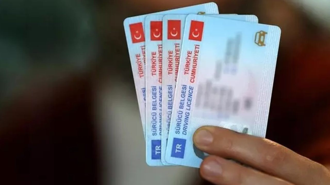 Eski tip ehliyetler için son tarih yaklaşıyor: 15 TL yerine 7 bin 438 lira ödemek zorunda kalmayın! Eski tip ehliyetler için son tarih yaklaşıyor: 15 TL yerine 7 bin 438 lira ödemek zorunda kalmayın!