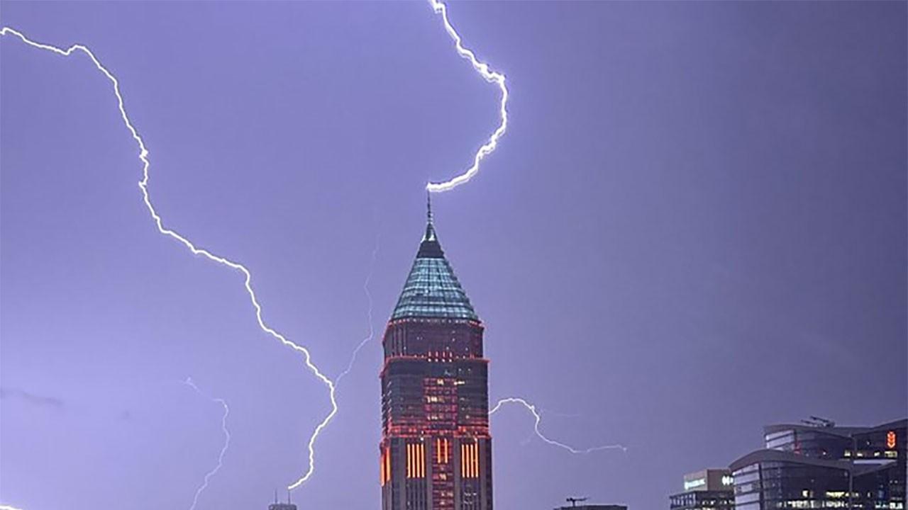İstanbul Finans Merkezi’nin tepesine yıldırım düştü