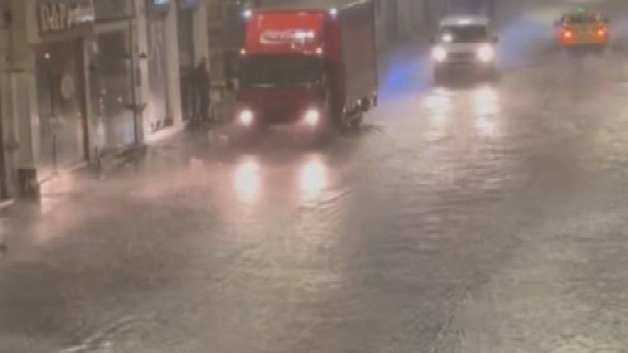 İstanbul'da sağanak etkili oldu: İstiklal Caddesi sular altında kaldı (Video)