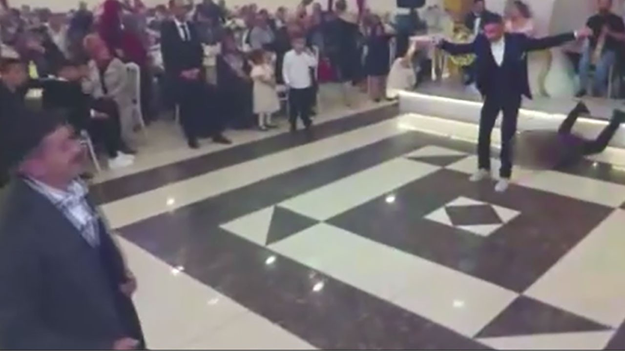 Sahnede kalp krizi geçiren Giresunlu sanatçı hayatını kaybetti (VİDEO) Sahnede kalp krizi geçiren Giresunlu sanatçı hayatını kaybetti (VİDEO)