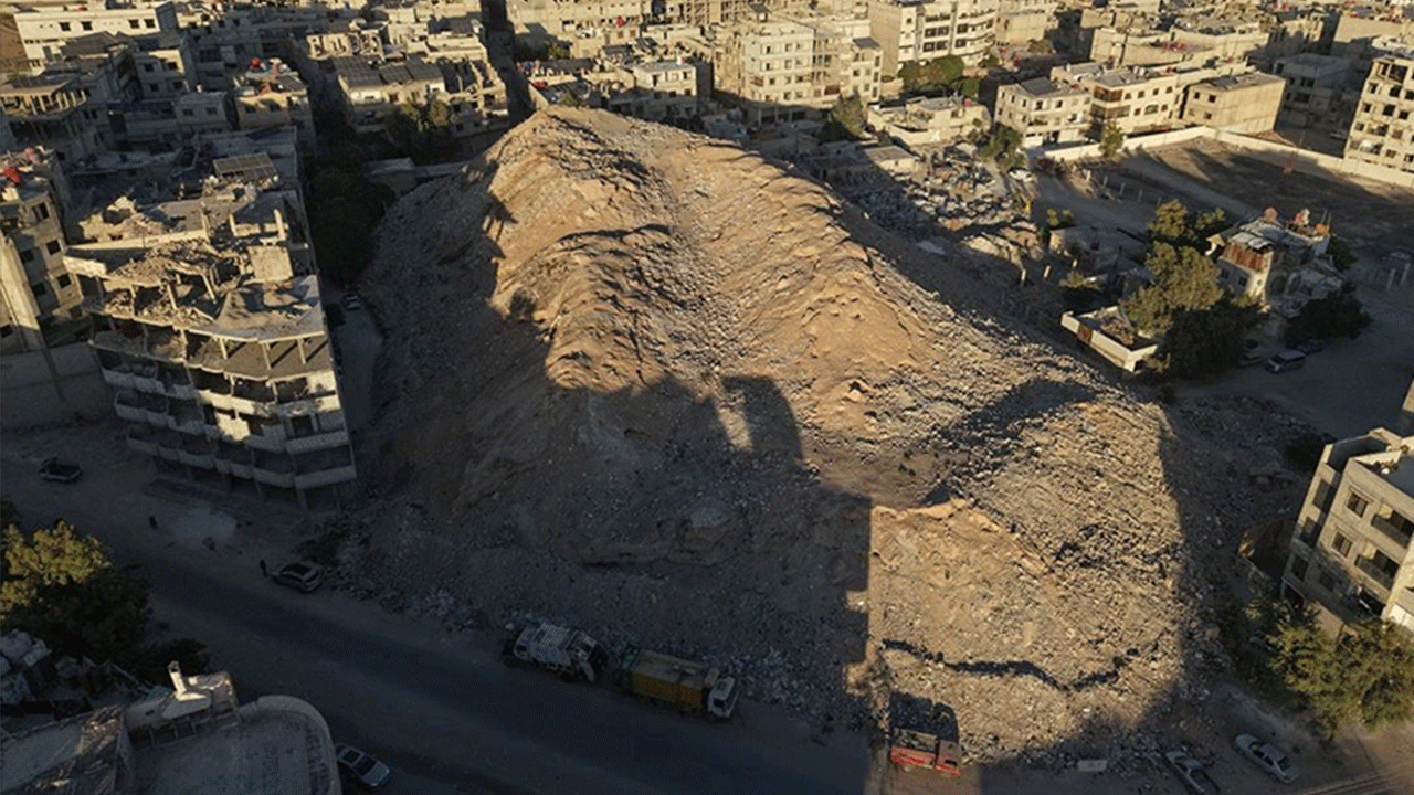 Şam’ın Arbin Mahallesi’nde yaşamdan geriye yalnızca enkaz yığını kaldı Şam’ın Arbin Mahallesi’nde yaşamdan geriye yalnızca enkaz yığını kaldı