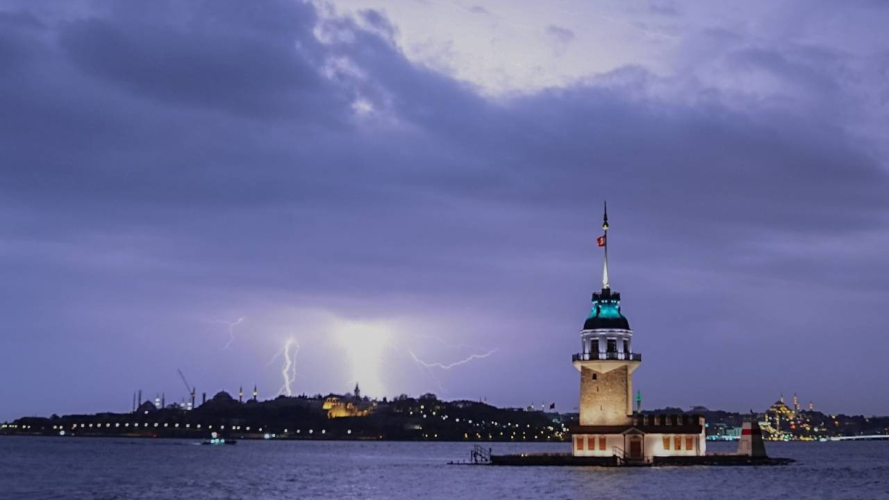 Sarı alarm verilmişti, İstanbul'da sağanak yüzünden caddeler sular altında kaldı (Video)