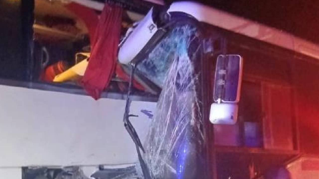 Servis otobüsü yolcu otobüsüne çarptı: Çok sayıda yaralı (Video)
