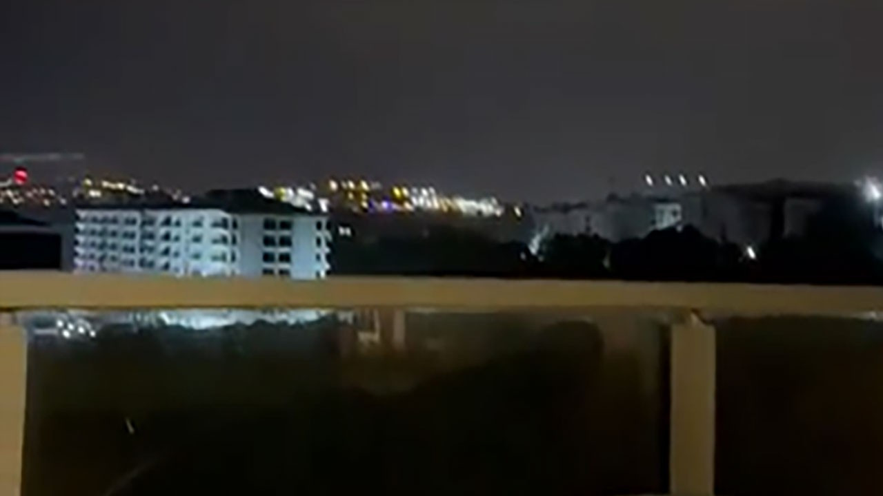 Şimşek videosu çekerken, depremin sesini kaydetti! Sosyal medya ikiye bölündü Şimşek videosu çekerken, depremin sesini kaydetti! Sosyal medya ikiye bölündü