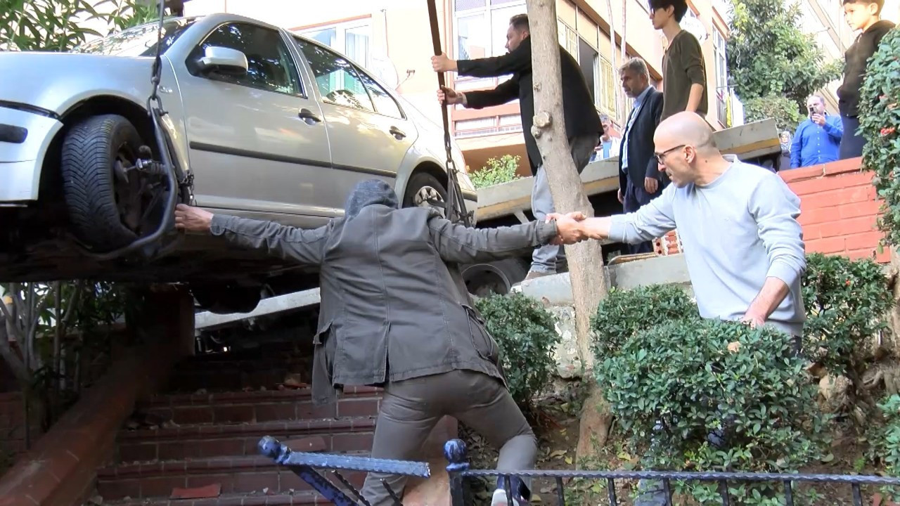 Şişli’de yokuştan kayan otomobil çocuk parkına girdi