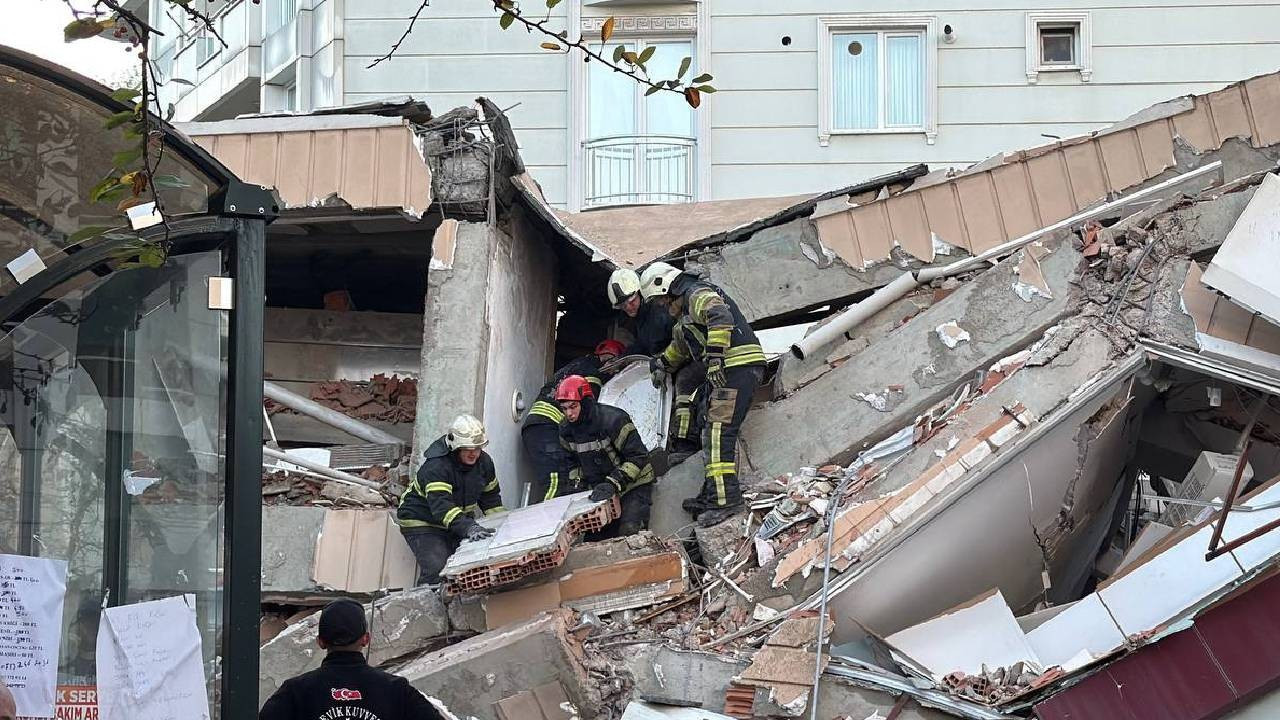 Son dakika… Kocaeli Gebze'de 6 katlı bina çöktü: Enkaz altında kalanlar var (Video) Son dakika… Kocaeli Gebze'de 6 katlı bina çöktü: Enkaz altında kalanlar var (Video)