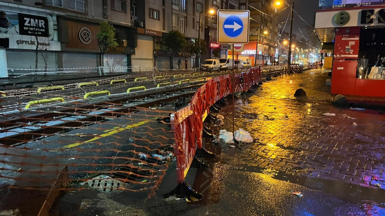 Tramvay yoluna giren araç, raylarda sıkıştı Tramvay yoluna giren araç, raylarda sıkıştı