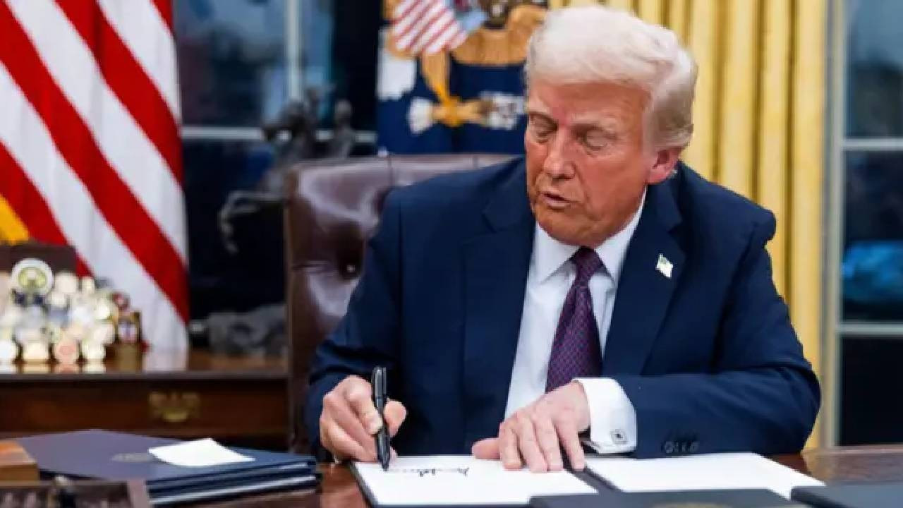 Trump, ithal kamyon ve otobüslere vergi getirilmesini öngören bildiriyi imzaladı