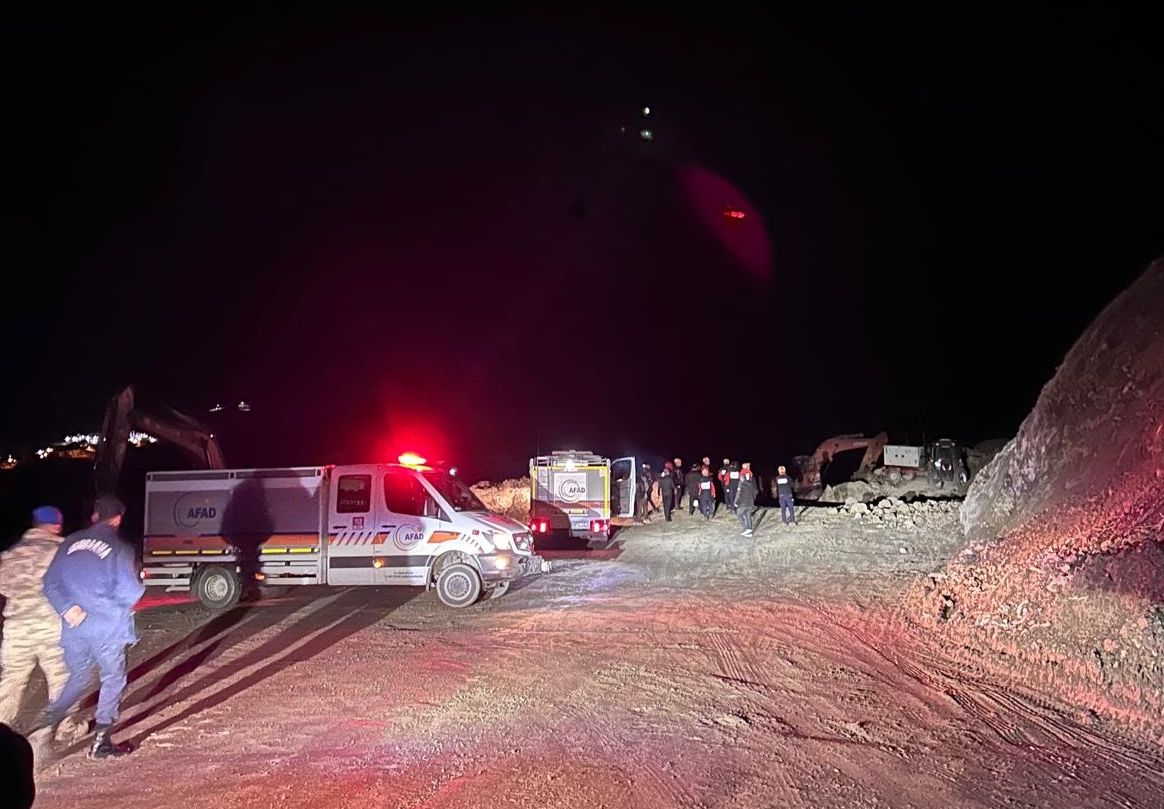 Divriği’de Demir Madeni Ocağında Göçük Meydana Geldi