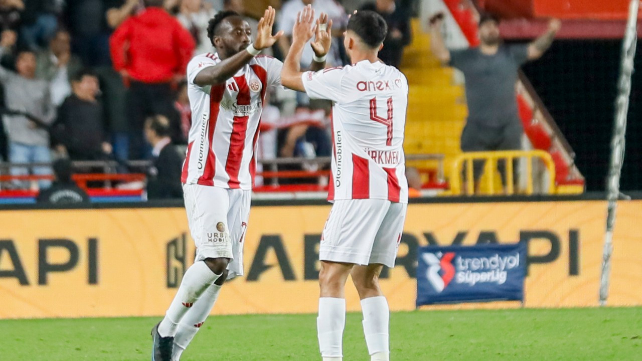 Beşiktaş, Antalyaspor’u 3-1 yenerek puanını artırdı Beşiktaş, Antalyaspor’u 3-1 yenerek puanını artırdı