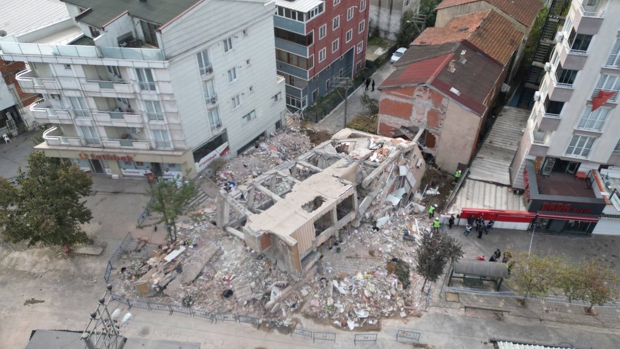 Kocaeli’de çöken binanın enkazını kaldırma çalışmaları başladı Kocaeli’de çöken binanın enkazını kaldırma çalışmaları başladı