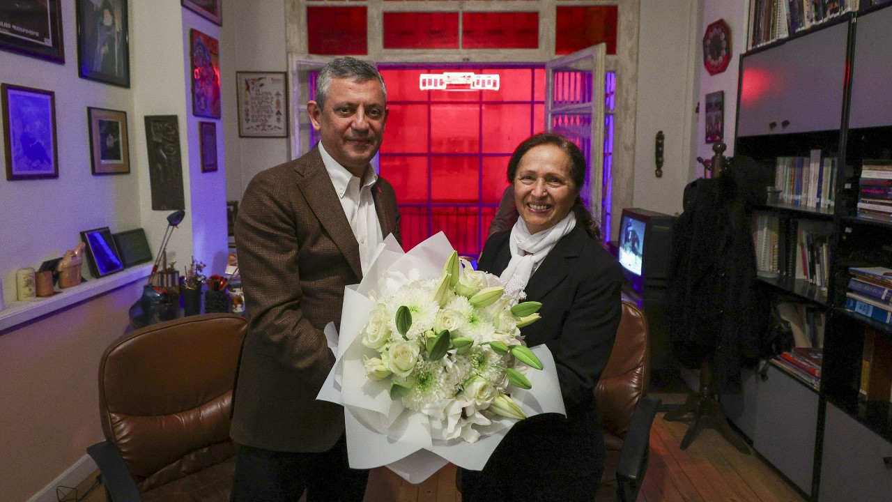 Özgür Özel, Hrant Dink’in Ailesiyle Bir Araya Geldi Özgür Özel, Hrant Dink’in Ailesiyle Bir Araya Geldi